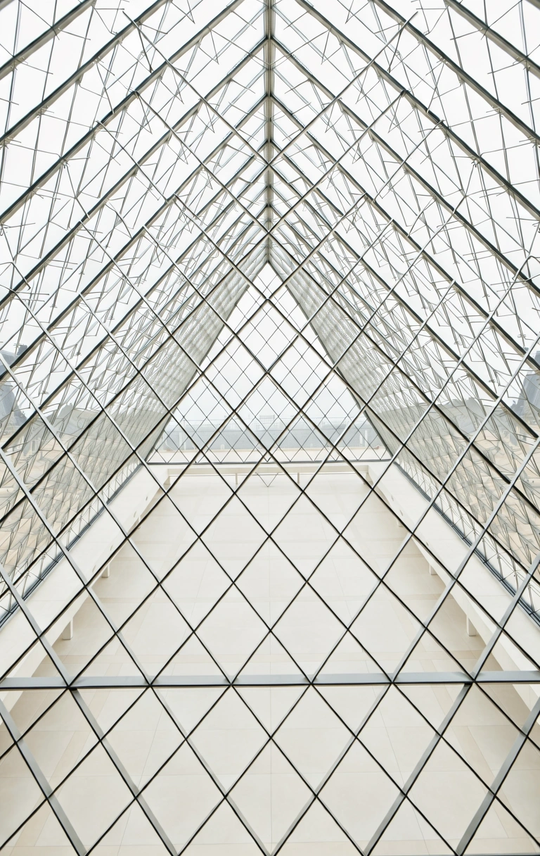 Architekturdetails des Louvre Eingangs