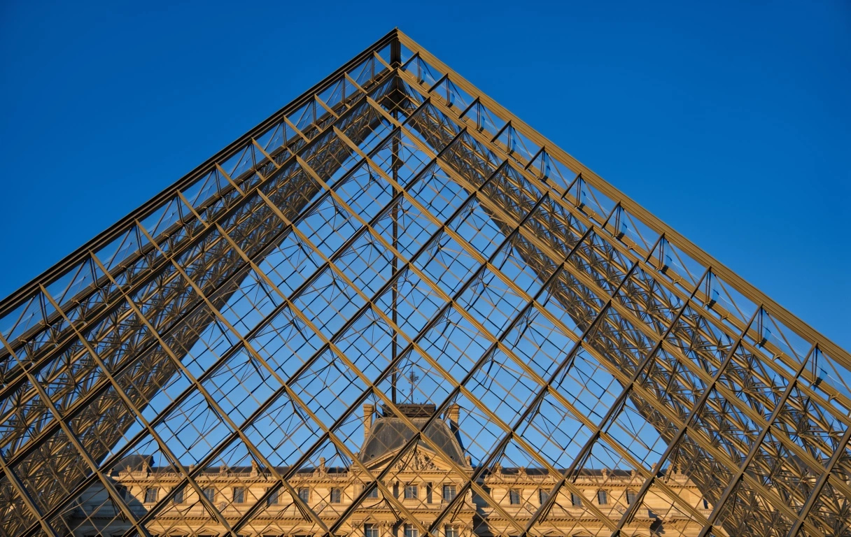Detail der Louvre Pyramide